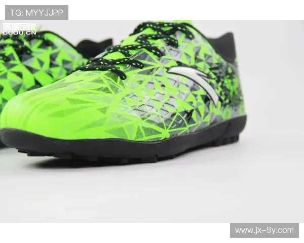 全面解析冬季足球鞋正版选择要点与舒适保暖实战性能表现趋势亮点 全面解析冬季足球鞋正版选择要点与舒适保暖实战性能表现趋势亮点